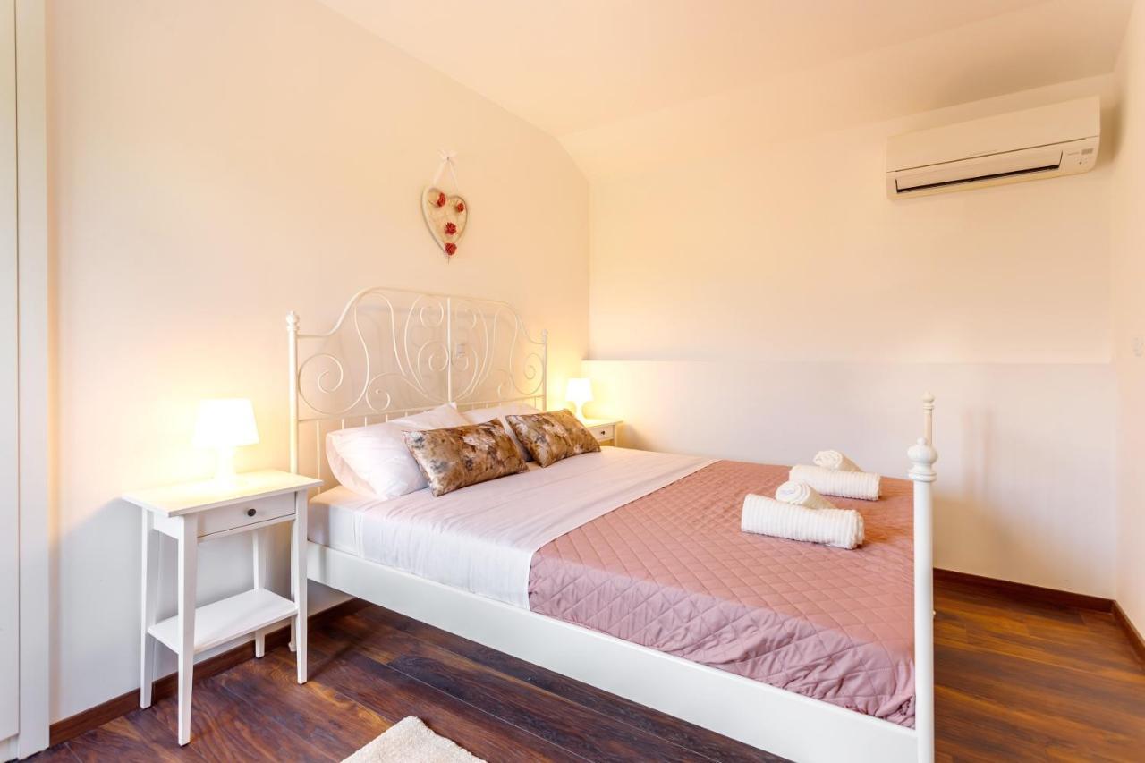 Casa Di Oliva-House With Heated Pool & Jacuzzi In Trilj, Croatia Βίλα Εξωτερικό φωτογραφία